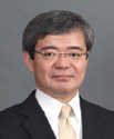 晝馬 明 氏
